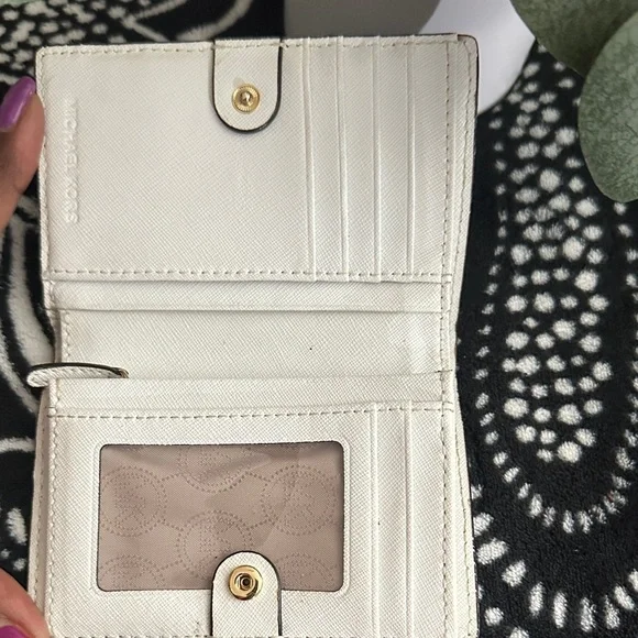 Michael Kors Ivory Card Holder - Picture 2 of 4